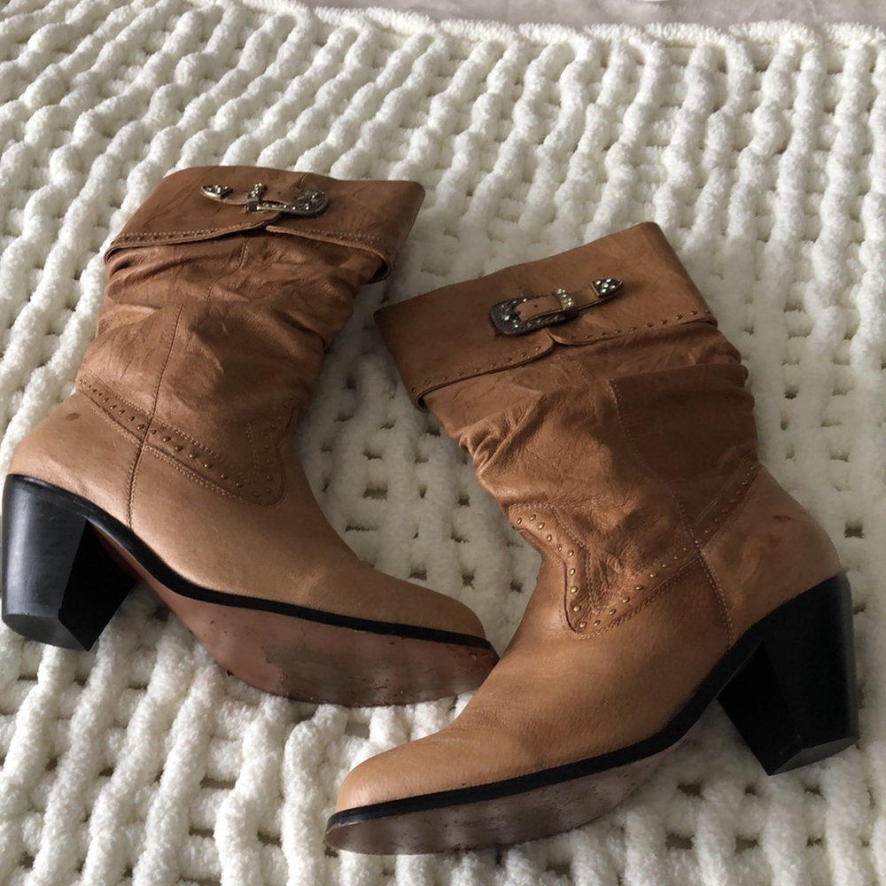 Dingo brown,slouchy,distressed boots. Size 9 M. Buckle with Rhinestone.‎ EUC.